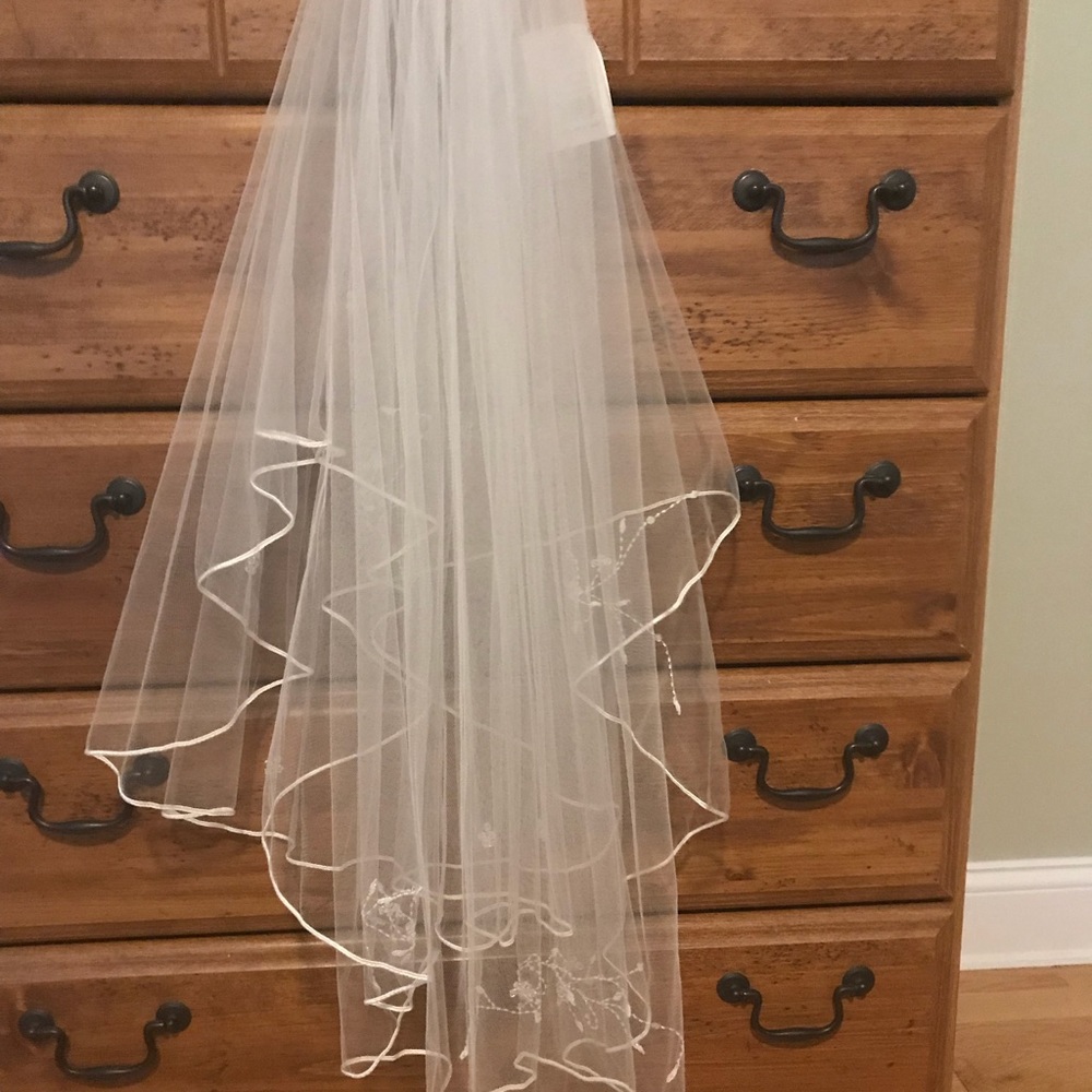 NWT David’s Bridal white veil
